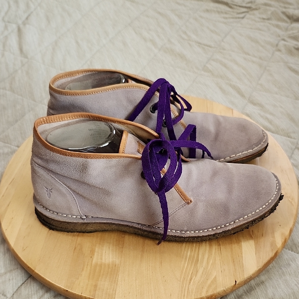 Frye Bailey Chukka Gray Suede Chukka Boots with Purple Laces Womens 10m